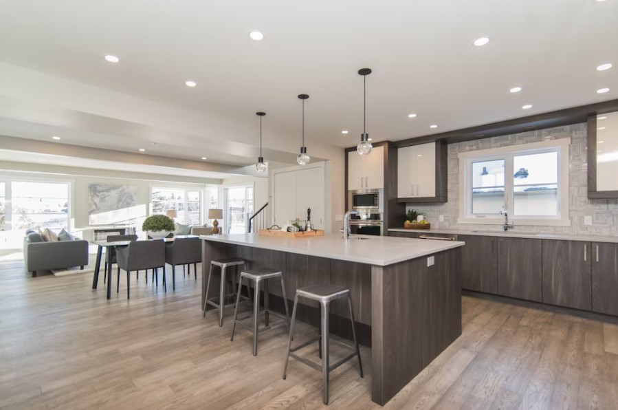 O piso laminado é uma opção econômica e versátil para revestir o chão de sua casa