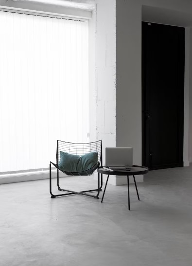 O piso de cimento queimado é uma opção que vem ganhando popularidade devido ao seu estilo rústico e contemporâneo