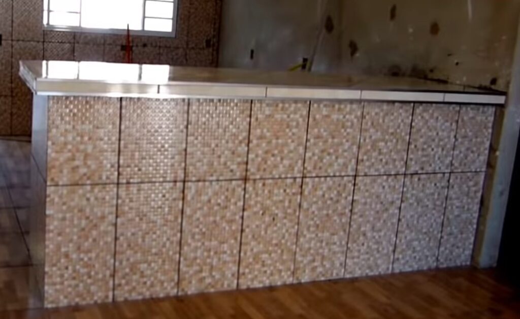 bancadas de Azulejo: Mais indicado para piso e paredes.